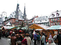 Weihnachtsmarkt vor dem Rathaus in Wernigerode