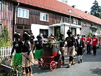 Schützenfest Auskleiden der Männer beim Eiersammel-Umzug am Sonntag