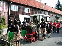 Schtzenfest Auskleiden der Mnner beim Eiersammel-Umzug am Sonntag