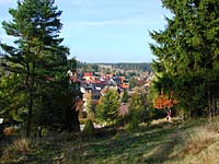 Blick vom Glockenturm zum Unterdorf im Herbst